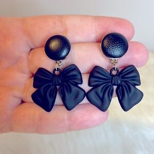 ⭐️FREE⭐️Black Resin Earrings